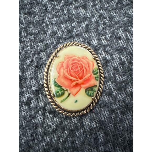 VINTAGE Brooch Porcelain Pink Red Rose With Brass Trim. - Picture 1 of 3